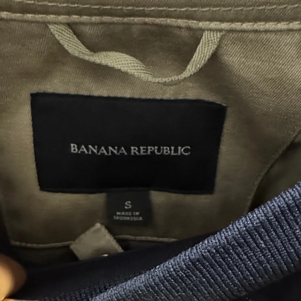 Banana Republic Men’s Tan Double-Breasted Trench Coat - Picture 2 of 11